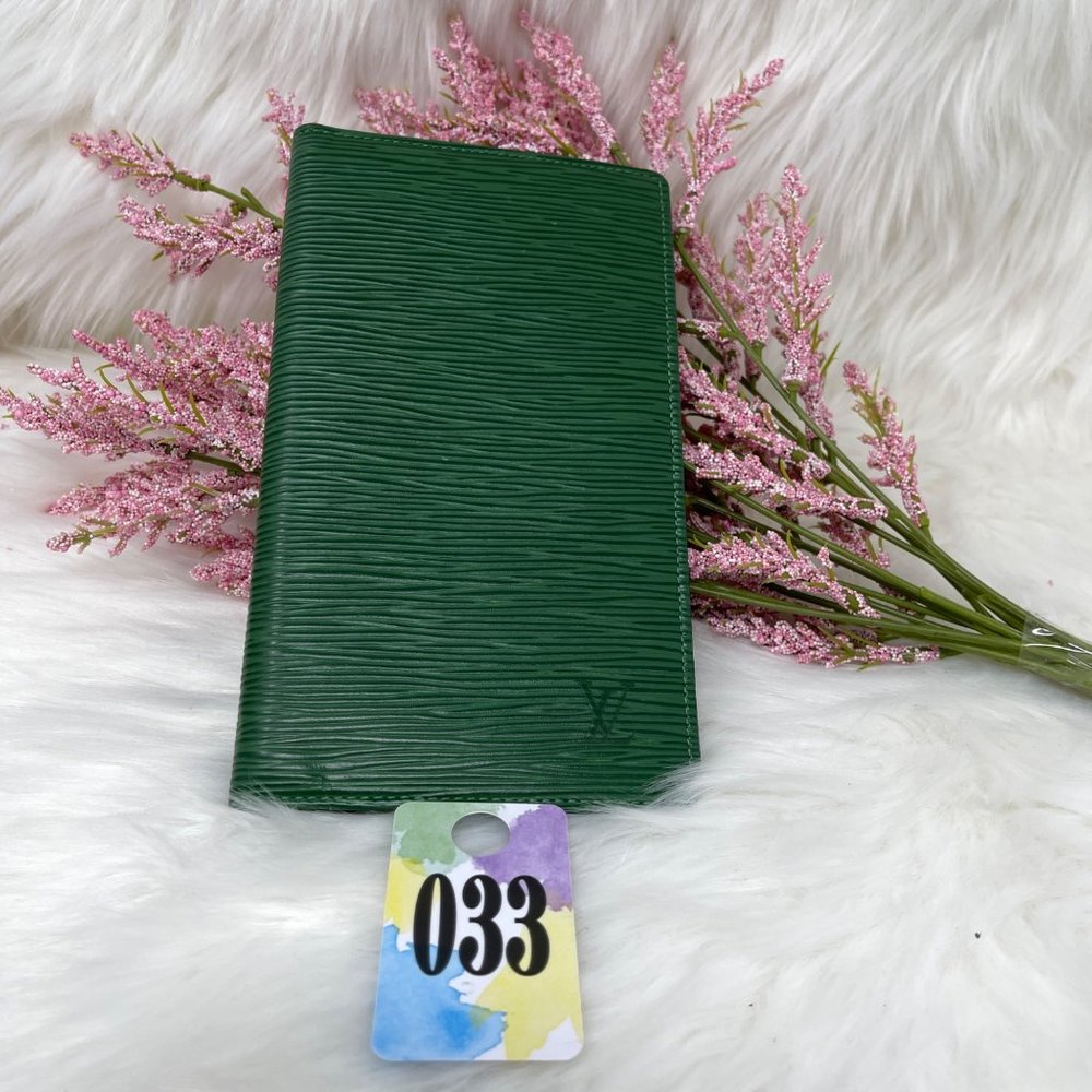 033 Louis Vuitton Green Epi Leather  Checkbook Wallet CA0928